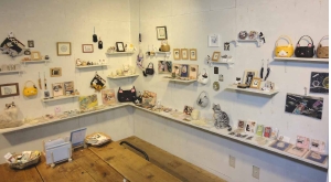 神楽坂路地裏temameねこ展全体.JPG
